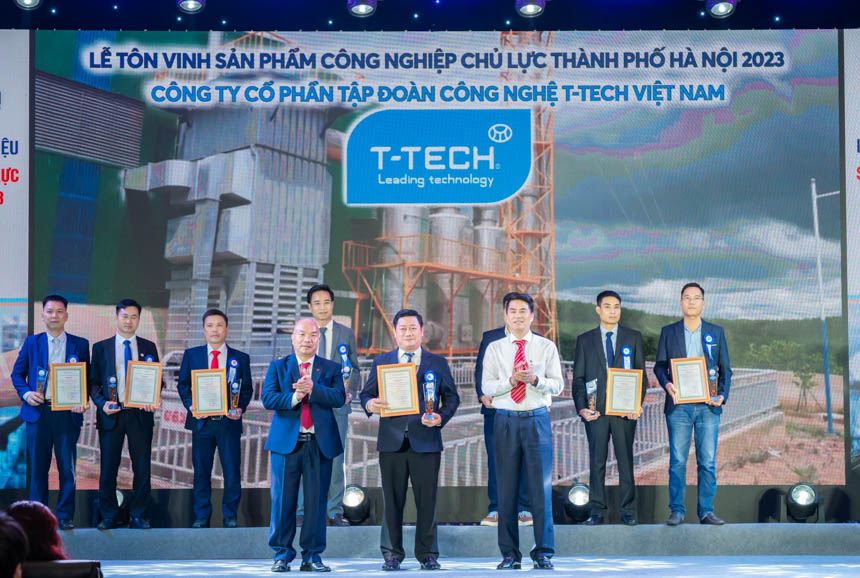 Lưu bản nháp tự động TS. Nguyễn Đình Trọng chủ tịch Tập đoàn T-TECH lên nhận bằng khen