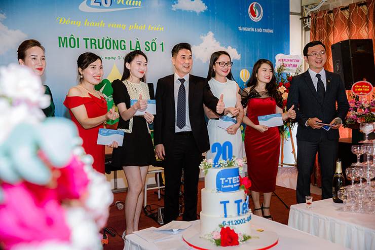 T-TECH Việt Nam tưng bừng tổ chức sự kiện 20 năm ngày thành lập Trao thưởng cho những cô gái xinh đẹp của T-TECH